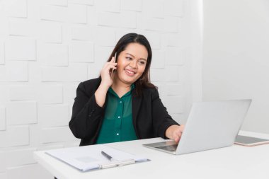 Başlangıç ofisinde tombul bir bayan