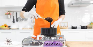 Kadın çikolata yapıyor.