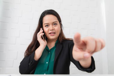 Başlangıç ofisinde tombul bir bayan