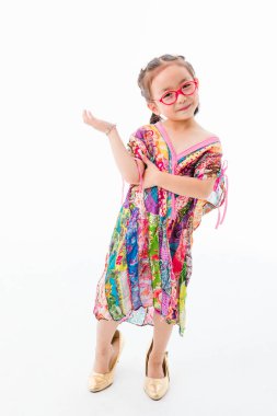 küçük kız oynamaya