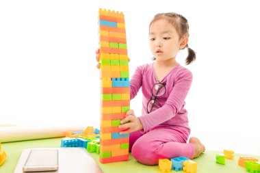 küçük kız oynamaya