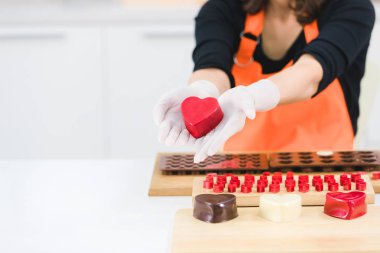 Kadın çikolata yapıyor.