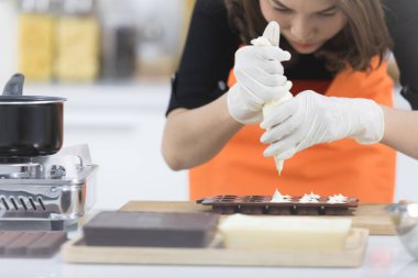 Kadın çikolata yapıyor.