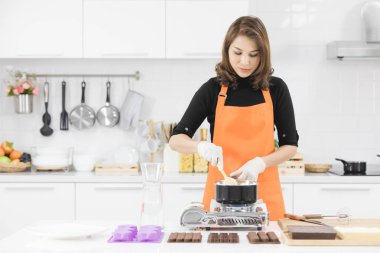 Kadın çikolata yapıyor.