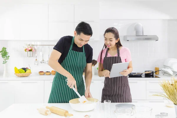 Jovem casal na cozinha — Fotografia de Stock