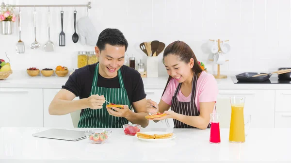 Jovem casal na cozinha — Fotografia de Stock