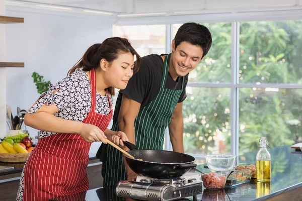 Asiatico coppia a cucina stanza — Foto Stock