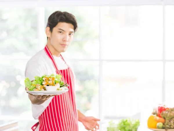 Ásia homem realizada um salada prato para o câmara — Fotografia de Stock