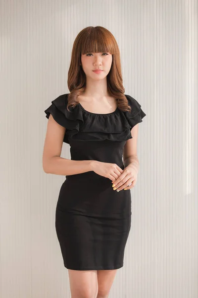 Jonge dame in zwarte jurk — Stockfoto