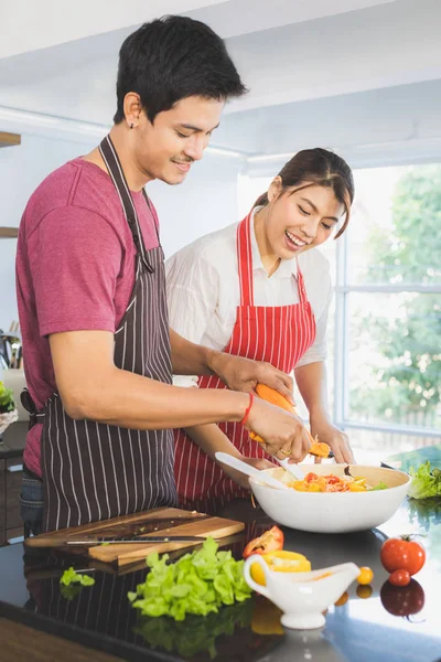 Asiatico coppia a cucina stanza — Foto Stock