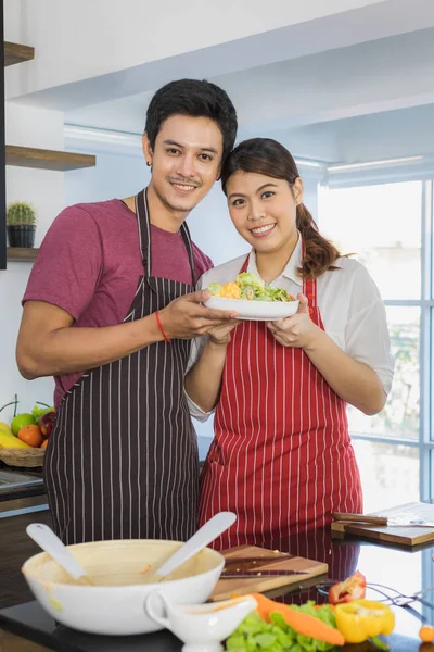 Asiático pareja en cocina habitación —  Fotos de Stock