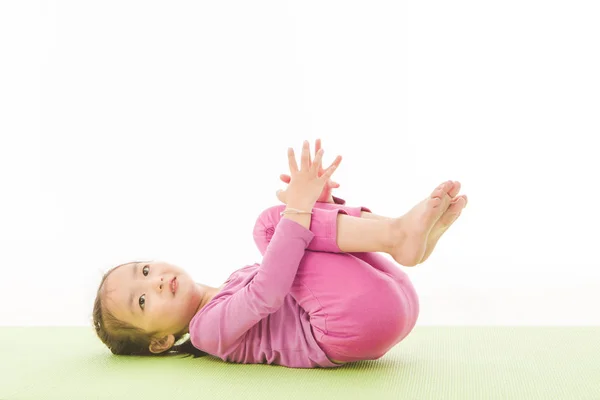 Little Girl praktijk yoga — Stockfoto