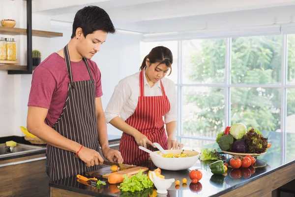 Ásia casal no cozinha quarto — Fotografia de Stock