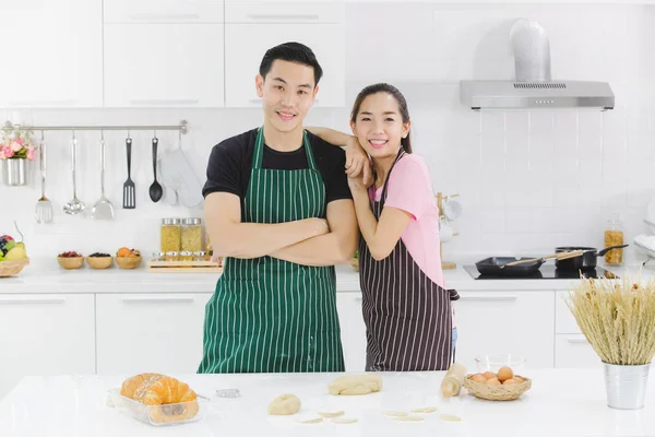 Jovem casal na cozinha — Fotografia de Stock