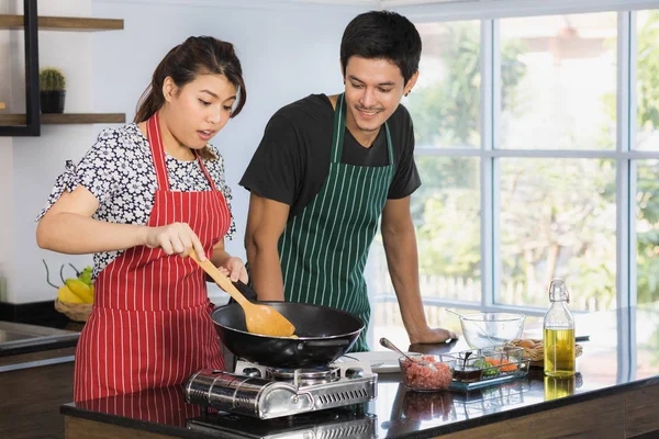 Asiatico coppia a cucina stanza — Foto Stock