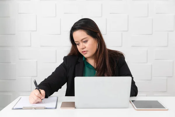 Senhora gorda no escritório de inicialização — Fotografia de Stock