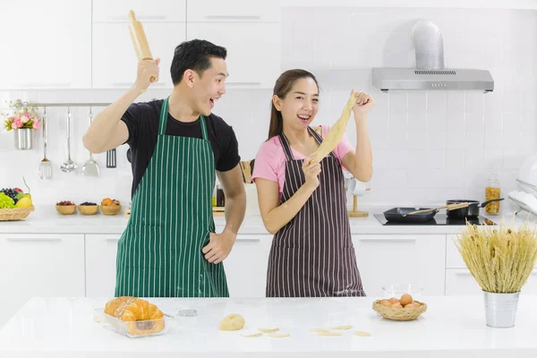 Jovem casal na cozinha — Fotografia de Stock