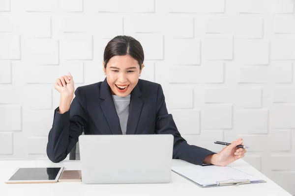 Señorita que trabaja en la oficina —  Fotos de Stock