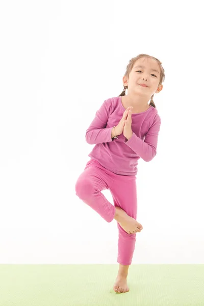 Niña practica yoga — Foto de Stock