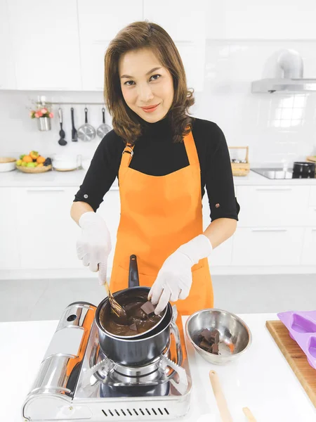 Mujer haciendo chocolate — Foto de Stock