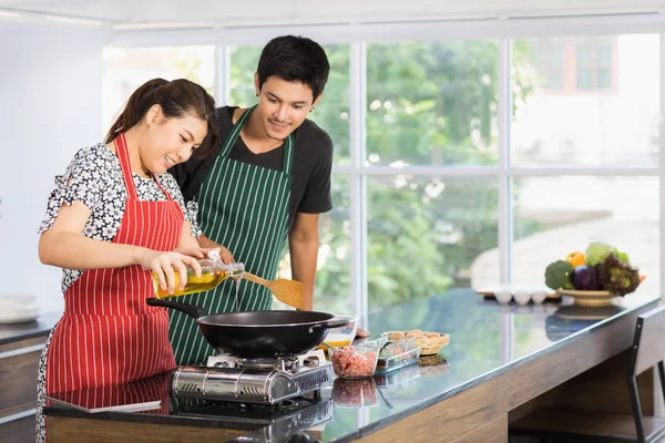 Ásia casal no cozinha quarto — Fotografia de Stock