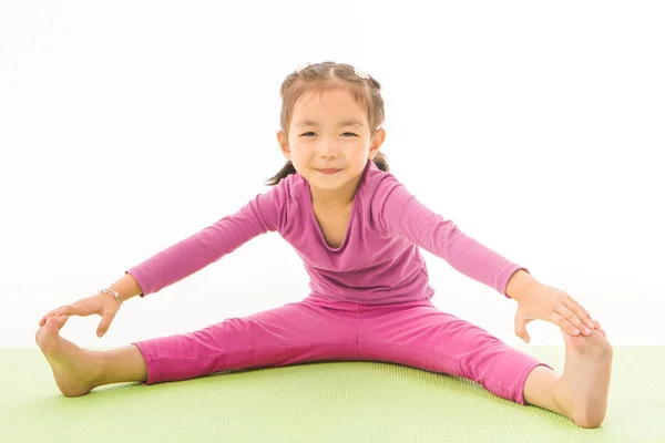 küçük kız uygulama yoga