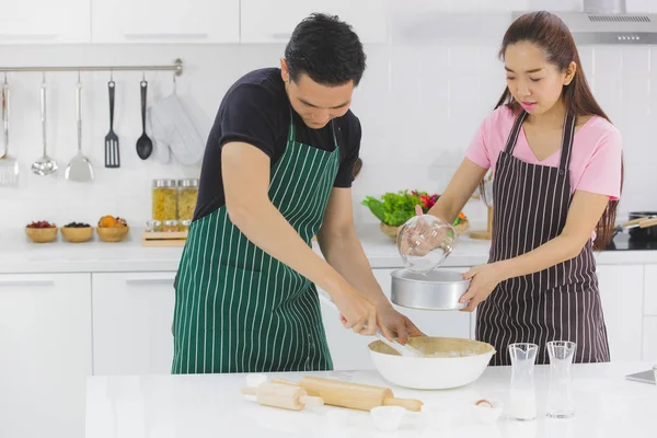 YOUNG COUPLE IN KITCHEN — Stock Photo, Image