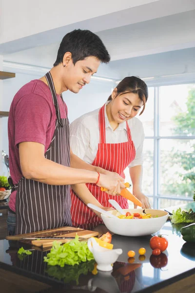 Asiatiska par på kök rum — Stockfoto