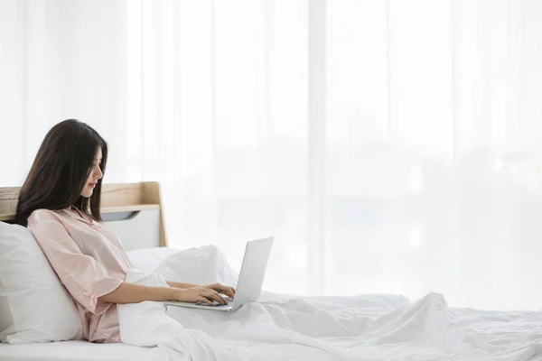 Mujer en el dormitorio — Foto de Stock