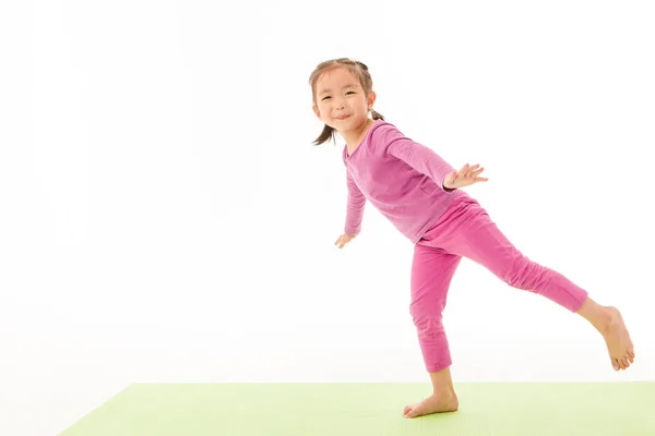 küçük kız uygulama yoga