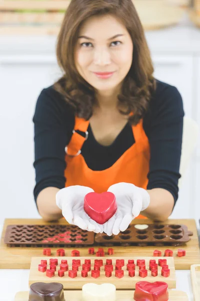 초콜릿을 만드는 여성 — 스톡 사진