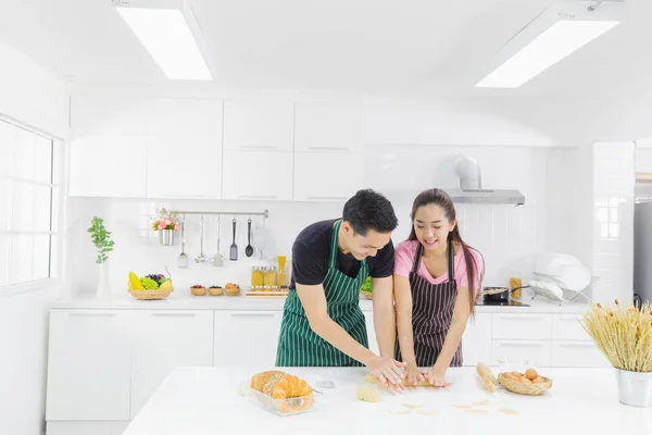 Jovem casal na cozinha — Fotografia de Stock