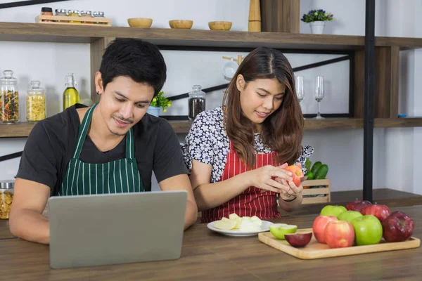 Asiatico coppia a cucina stanza — Foto Stock