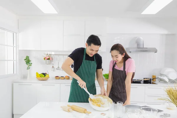 Jovem casal na cozinha — Fotografia de Stock