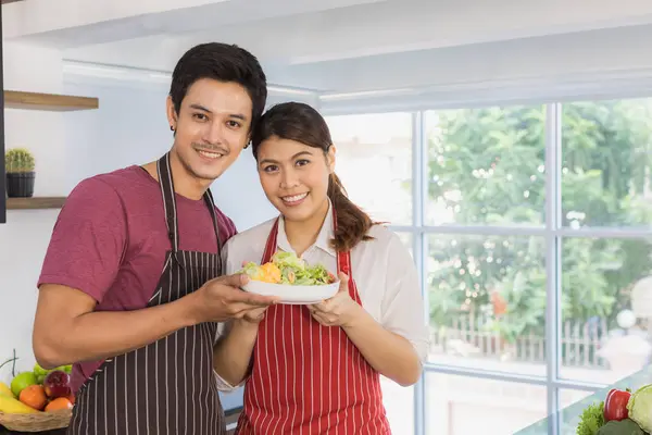 Couple asiatique à la cuisine — Photo