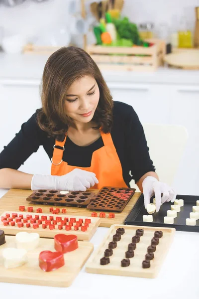 초콜릿을 만드는 여성 — 스톡 사진