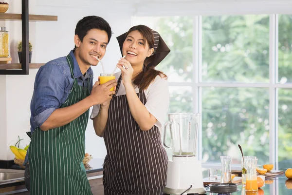 Ásia casal no cozinha quarto — Fotografia de Stock