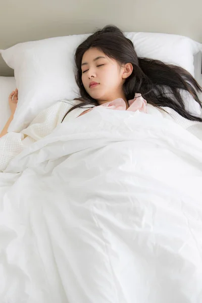 Vrouw in slaapkamer — Stockfoto