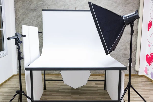 De kamer heeft een tafel die is ingesteld voor het fotograferen — Stockfoto