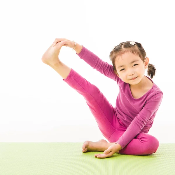 Little Girl praktijk yoga — Stockfoto