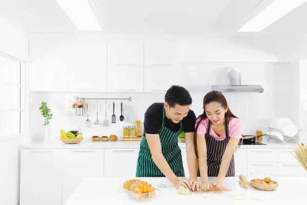 Jovem casal na cozinha — Fotografia de Stock