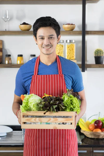 Asiático homem cozinhar — Fotografia de Stock