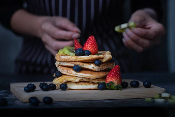 Femme préparant des crêpes — Photo