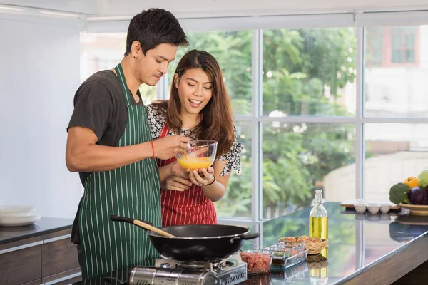 Asiático pareja en cocina habitación —  Fotos de Stock