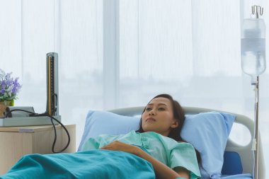 Asyalı doktor kadın hastanın hastalığı kontrol