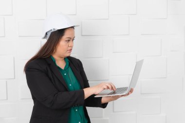 Asyalı müfettiş toplantı odasında.