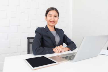 Ofiste çalışan genç bayan.