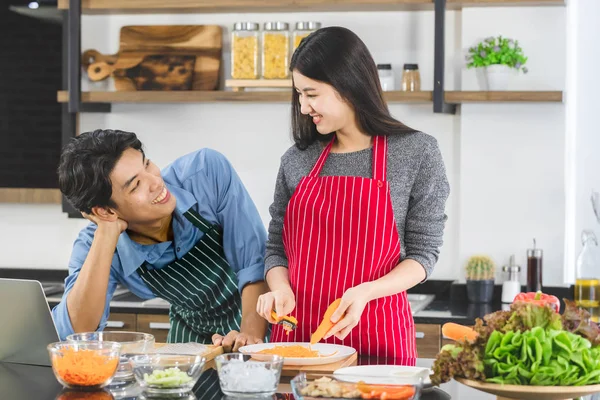 Hombre hace contacto visual con la mujer en la cocina . —  Fotos de Stock