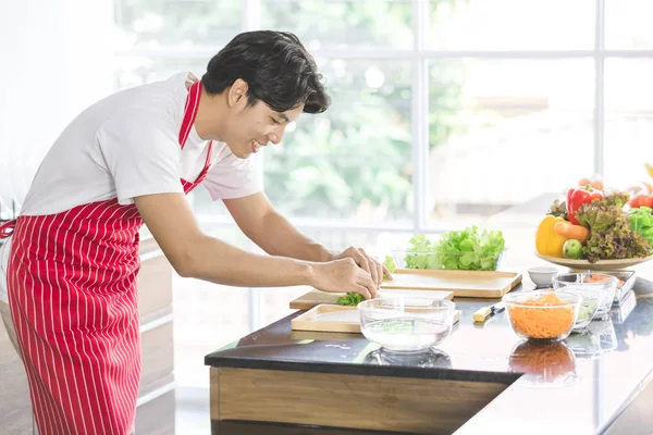 Homem asiático está preparando um prato de salada — Fotografia de Stock
