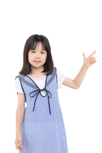 Дівчина з Азії стоїть і вказує пальцем — стокове фото